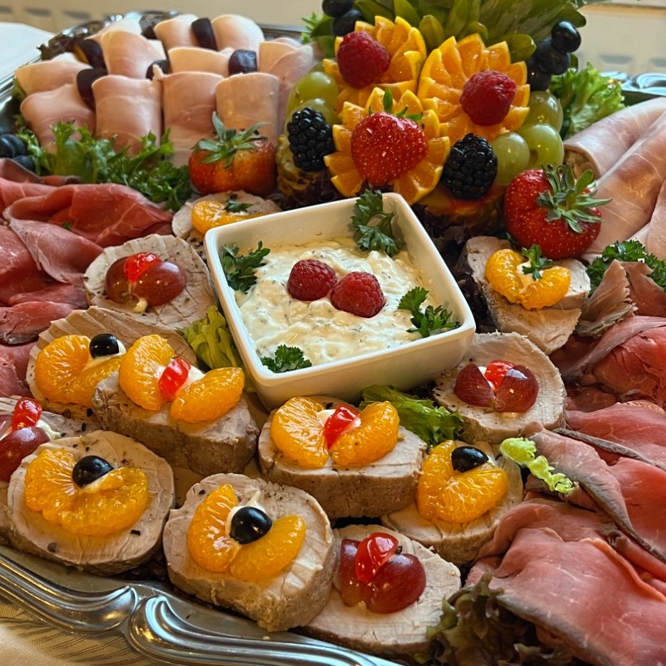 Partyplatte Partyservice Kolditz Essen seit 1934 Reich garnierte Partyplatte mit Aufschnitt, Käse und Fleisch vom Partyservice Kolditz Essen