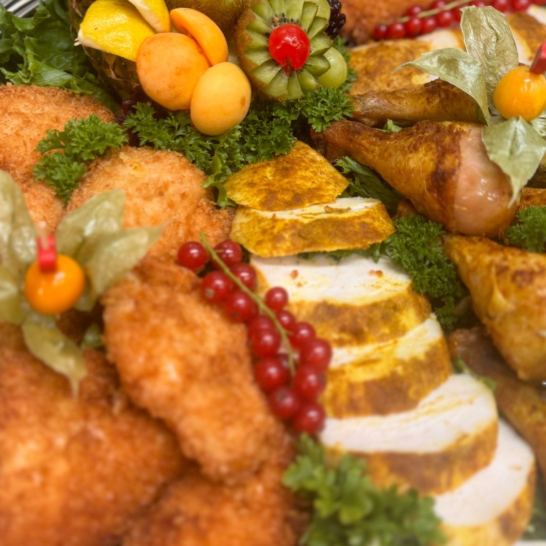Uwe Kolditz mit Fingerfood-Platte im Geschäft – persönlicher Partyservice in Essen