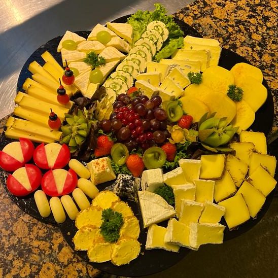 Partyplatte Partyservice Kolditz Essen seit 1934 Reich garnierte Partyplatte mit Aufschnitt, Käse und Fleisch vom Partyservice Kolditz Essen