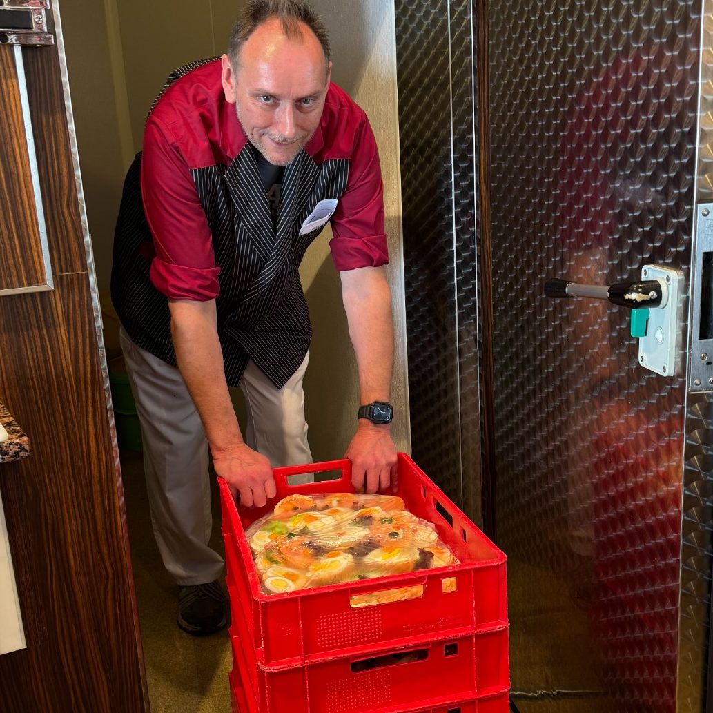 Uwe Kolditz mit Fingerfood-Platte im Geschäft – persönlicher Partyservice in Essen