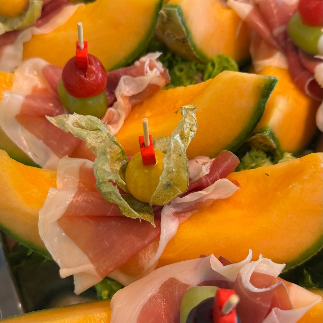 Uwe Kolditz mit Fingerfood-Platte im Geschäft – persönlicher Partyservice in Essen